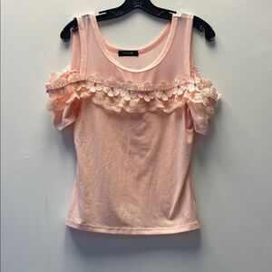 chic Pale Pink Cold-Shoulder Tank with Floral Lace Trim